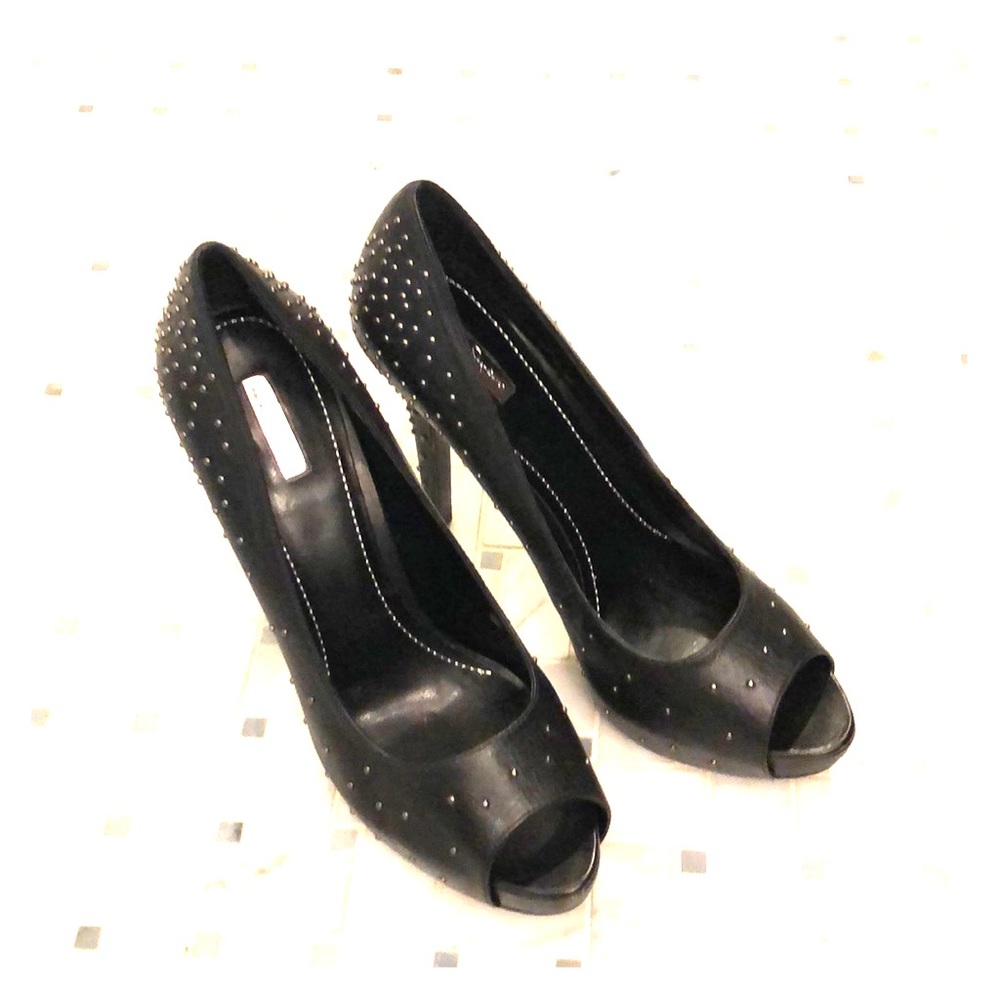 Report Signature Heels
